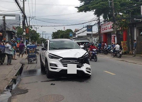 Thanh niên chạy xe máy "bay" lên cao rồi văng xa hàng mét dưới mưa vì cú đâm đau đớn từ ô tô