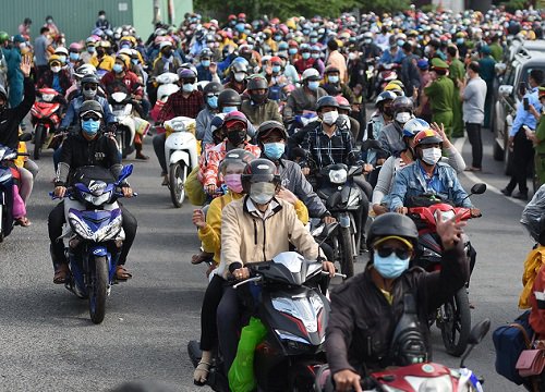 Vờ hỏi đường, người đàn ông thất nghiệp bất ngờ làm 1 việc tại điểm hỗ trợ dân về quê khiến tất cả rưng rưng