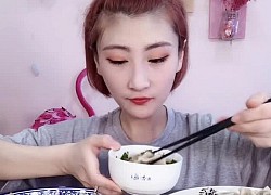 Ăn tới vỡ răng khi đang mukbang, nữ streamer bị khán giả ném đá nặng nề, CĐM dự đoán "khí số sắp tận"