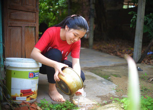 Cô gái mồ côi vào đại học, cả xóm phấn khởi, nể phục