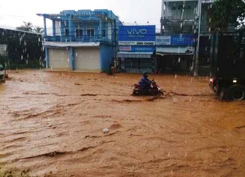 Đường lên Đà Lạt mênh mông nước sau mưa lớn