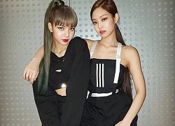 Fan BLACKPINK đi xin chữ ký idol: Đưa album solo của Rosé cho Jisoo, Lisa nhìn ảnh ai mà vừa ký vừa phải xin lỗi?