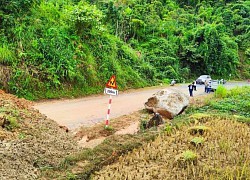 Hàng nghìn m3 đất từ trên núi đổ xuống chắn ngang quốc lộ