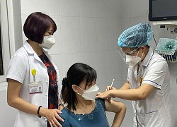 Hỏi đáp vaccine Covid-19: Phát hiện có bầu sau tiêm ảnh hưởng gì đến thai?