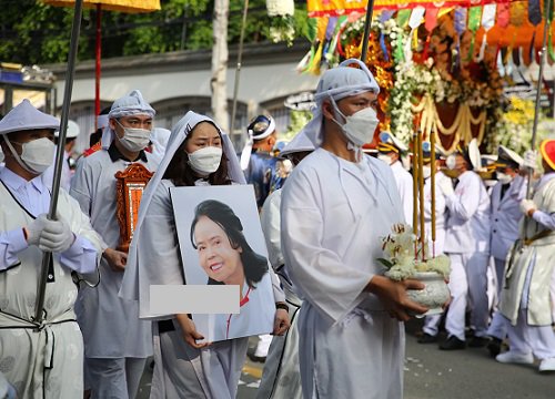 Lần đầu tiên con của ông Dũng "lò vôi" và người vợ cũ Trần Thị Tuyết lộ diện trong ngày tiễn mẹ về nơi cuối cùng