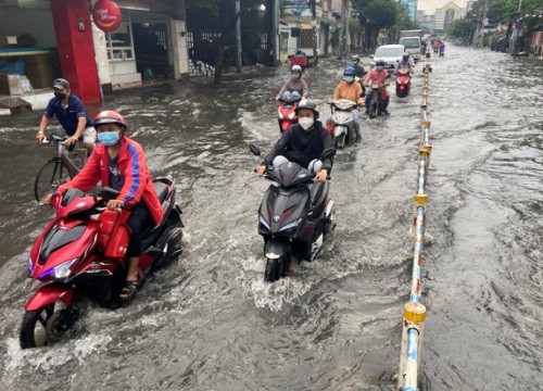 Mưa lớn kéo dài khoảng 30 phút, hàng loạt tuyến đường ở TP Hồ Chí Minh ngập nặng