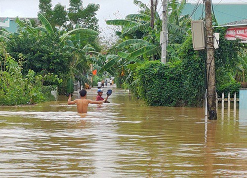 Mưa lũ chưa rút, miền Trung lại có cảnh báo đợt mưa lớn kéo dài gần 1 tuần