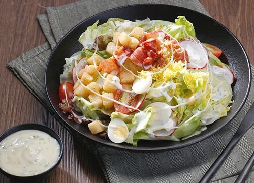 Salad thịt hun khói trứng cút