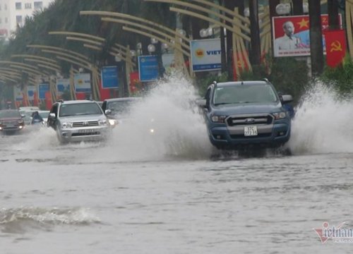 Sáu nguyên tắc lái xe dưới trời mưa của các 'tài già'