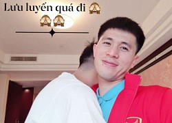 Tiến Dũng lưu luyến ôm Đình Trọng trước khi lên xe về nhà cùng Khánh Linh