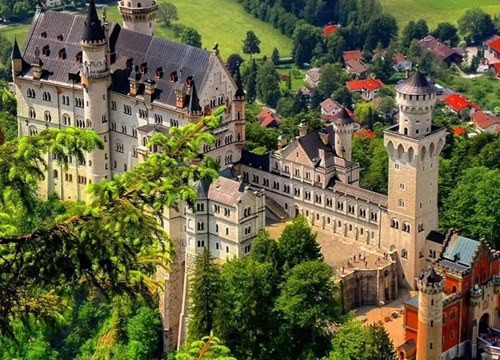 Vẻ đẹp cổ tích của lâu đài Neuschwanstein nằm ở chân núi Alps