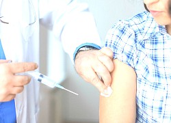 Vừa sinh con, tiêm vaccine Covid-19 có bị mất sữa?