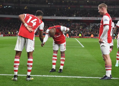 Arsenal 'phả hơi nóng' vào Man Utd