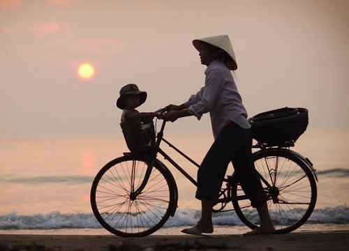 Bài văn gửi mẹ siêu ngắn, đầy lỗi chỉnh tả lại gạch xóa nhưng đọc xong thầy giáo phải thốt lên: Tôi ấn tượng vô cùng