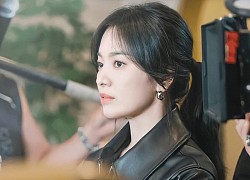 Bom tấn của Song Hye Kyo lại tung "hàng nóng": Sốc với visual tuổi 40 của chị đẹp, đến dầm mưa cũng xuất sắc luôn!