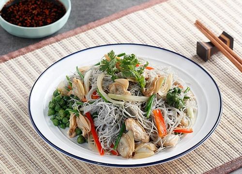 Bún mè đen xào nghêu