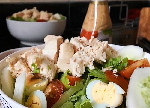 Cách làm salad ức gà sốt mè rang chua chua ngọt ngọt cực ngon