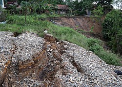 Gần chục hộ dân huyện Ba Vì trước nguy cơ bị 'nuốt chửng' vì sạt lở ven sông Hồng