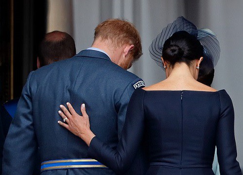 Khoảnh khắc Meghan bị chị dâu Kate "bóc trần" tình cảm thực sự dành cho Harry