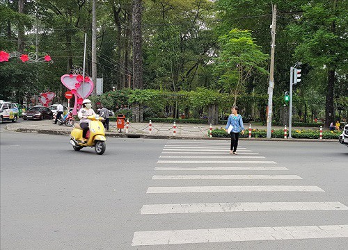 Khoảnh khắc thót tim: Bé trai sang đường không để ý bị xe đạp điện tông trúng văng ra xa