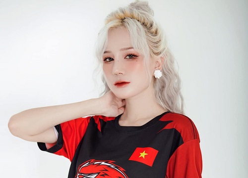 Không cần khoe da thịt, nữ streamer sexy xuất hiện trong áo đấu cũng đủ khiến fan xôn xao