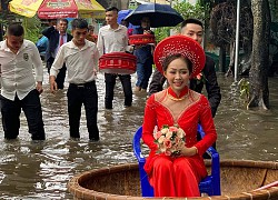 Lũ về, cô dâu ngồi thúng theo chàng về dinh: Biểu cảm khiến cả làng hiếu kỳ ra xem