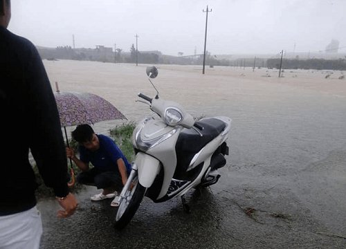 Mặc kệ nguy hiểm, 4 người lao vào dòng nước xiết cứu xe cho cô gái trẻ