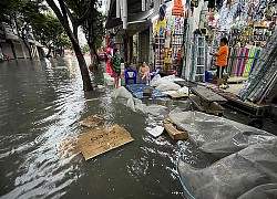 Mưa đúng lúc triều cường, đường ở trung tâm TP.HCM ngập cả bánh xe