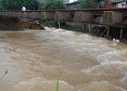 Nước lũ "khoét" trơ khung đường sắt, tàu khách Bắc - Nam tê liệt