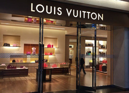 Store của Louis Vuitton bị cướp phá giữa ban ngày nhưng nhân viên lại "enjoy cái moment này"?