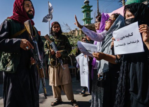 Taliban ngăn nữ viên chức Kabul đi làm