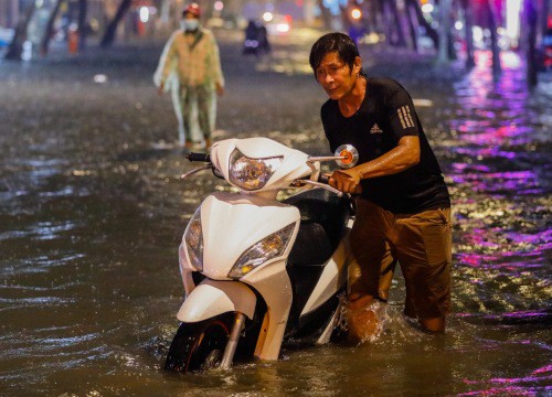 Trung tâm TPHCM ngập sâu do mưa lớn và triều cường, nhiều xe sang chết máy