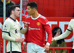 C. Ronaldo thoát thẻ đỏ dù đá bóng vào bụng đối thủ