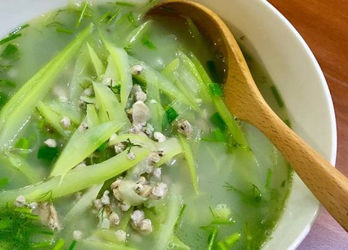 Canh bầu nấu hến