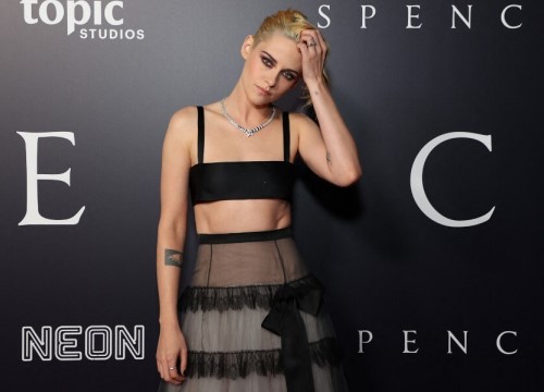 Kristen Stewart khoe cơ bụng trên thảm đỏ