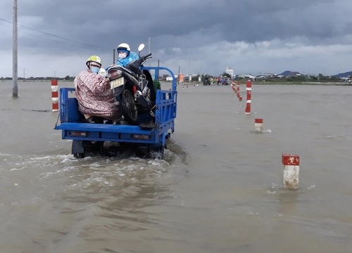 Nước lũ chia cắt nhiều nơi, sẵn sàng sơ tán dân khỏi vùng nguy hiểm