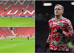 Van de Beek một mình ở lại sân tập luyện sau trận MU thua đậm Liverpool