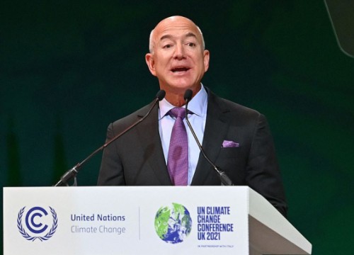 Jeff Bezos chia sẻ cảm giác Trái Đất 'mong manh' nhìn từ vũ trụ