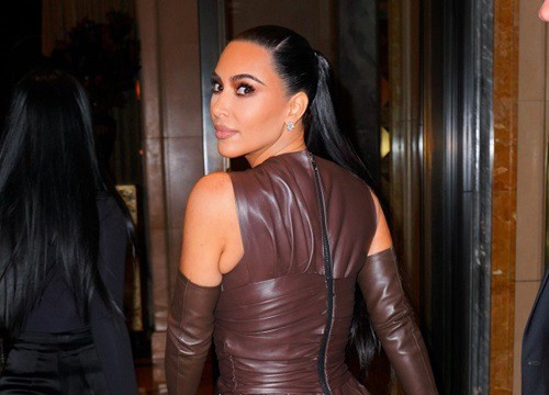 Kim Kardashian gặp sự cố trang phục