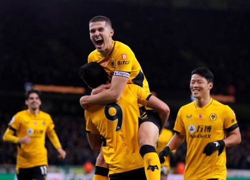 Wolverhampton hồi sinh sau khởi đầu chật vật