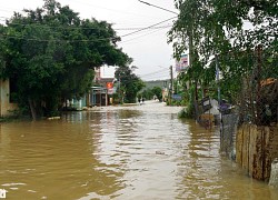 Mưa lớn gây mất điện toàn huyện, đám cưới phải nhờ xe tải "chạy" lũ