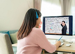 Con đang học online, bà mẹ ghé mặt vào khen: Thầy đẹp trai quá, ông bố đứng cạnh "bồi" thêm 1 câu, thầy cười lăn lộn quên cả dạy