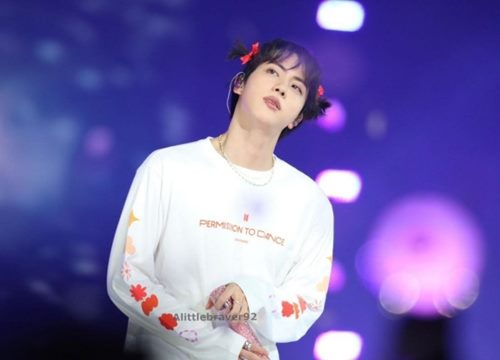 Jin BTS hóa búp bê 'Trò chơi con mực' khiến fan thích thú