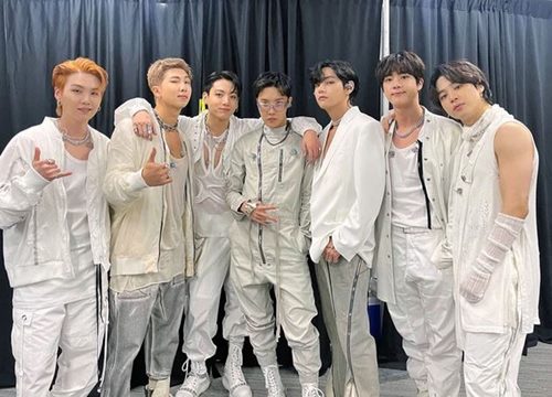 Khoảnh khắc "nóng bỏng tay" tại concert 40.000 người của BTS: Hot nhất là màn lộ ngực, phanh áo của em út Jungkook!