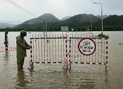 Nước lũ dâng ngập nửa thân nhà, nhiều tuyến đường bị "đóng băng"