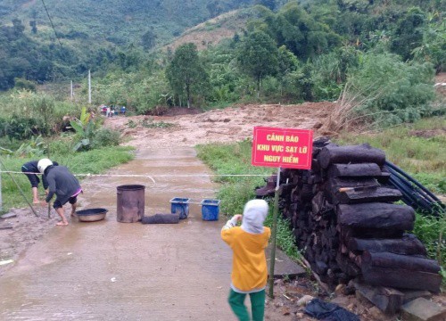 Quảng Nam: Sạt lở nguyên quả đồi lớn, phủ lấp mặt đường gần nhà dân