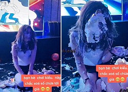 Trâu &#8220;điên&#8221; bất chợt lao vào nhà người dân húc người, phá tan chiếc xe nôi khiến netizen thót tim