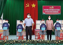 Biểu dương mô hình học tập tiêu biểu và tặng quà cho các em học sinh