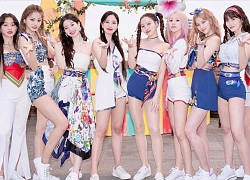 Các thành viên TWICE kiệt sức khi tập luyện dưới trời nắng nóng, riêng Sana chiếm spotlight vì biểu cảm khác hẳn chị em