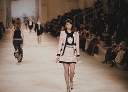 Chanel tiếp tục mang chất Punk và Mod thập niên 60 của BST Cruise 2022 đến show diễn đặc biệt tại Dubai